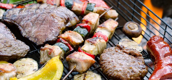 肉と野菜のグリル料理 — ストック写真