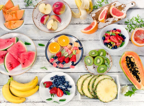 Preparar ensalada de frutas saludables — Foto de Stock