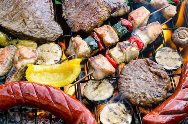 Viande avec légumes cuisson sur gril — Photo