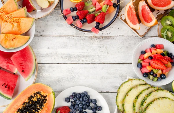 Voorbereiding gezond fruitsalade — Stockfoto