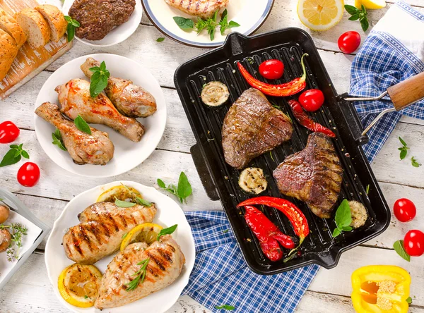 Mieszane mięso z grilla z warzywami — Zdjęcie stockowe