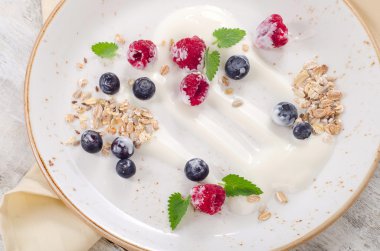 yoğurt, yulaf ezmesi ve taze çilek