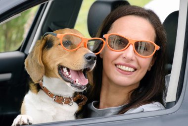 Beagle ile gülümseyen kadın