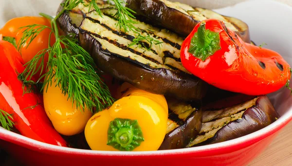 Rebanadas de verduras a la parrilla en mesa de madera —  Fotos de Stock