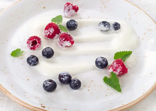 Йогурт і свіжі ягоди — стокове фото