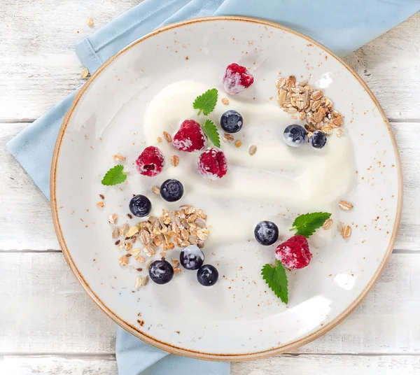 Jogurt, ovesné vločky a čerstvé jahody — Stock fotografie