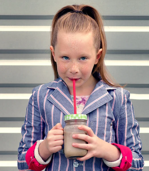 Malá holčička pít mléko pití — Stock fotografie
