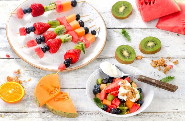 Fresh fruits for breakfast. Healthy diet eating. — Stock Photo, Image