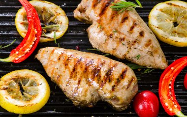 Izgara tavuk göğsü ve baharatlar