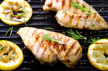 iki ızgara tavuk göğsü