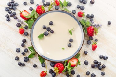 meyveler yaprakları ve plaka ile