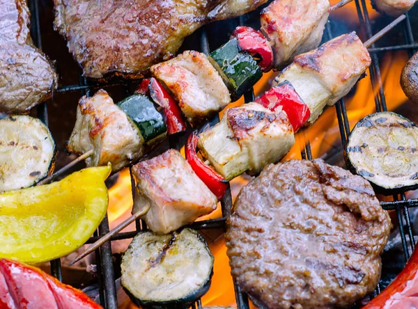 Viande assortie avec légumes cuisson sur gril — Photo
