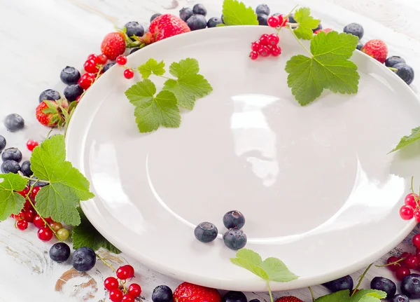 Fresh berries and plate — Stock Photo, Image