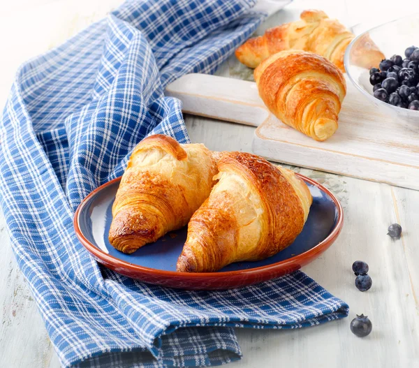 Friss croissant reggelire áfonyával. — Stock Fotó