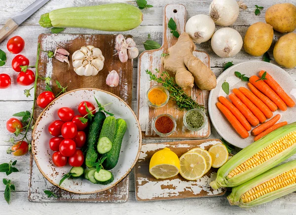 Ubearbeidede økologiske grønnsaker med friske urter og krydder . – stockfoto