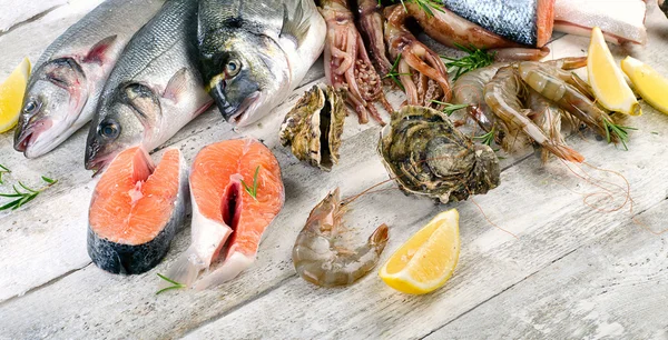 Assortimento fresco di frutti di mare — Foto Stock