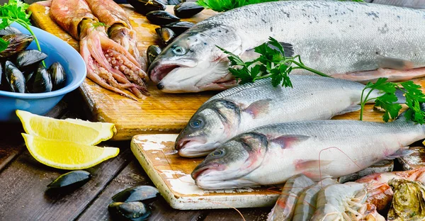 Frutos do mar crus em tábua de madeira. Alimentação saudável . — Fotografia de Stock