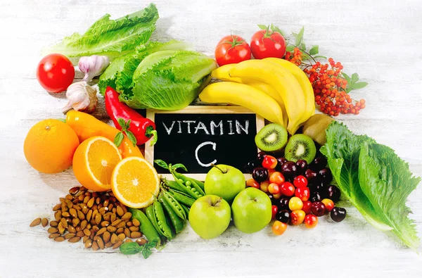 Gıdalar vitamin c ahşap tahta üzerinde yüksek. — Stok fotoğraf