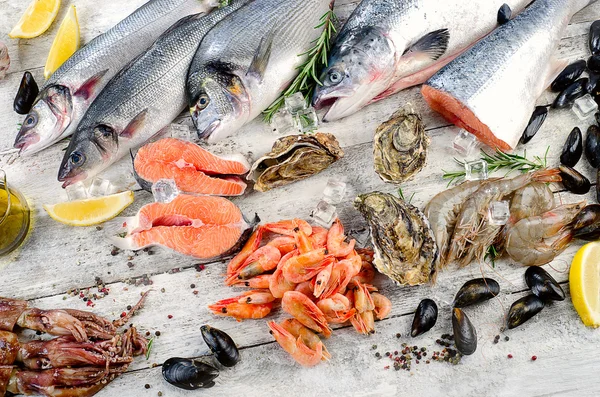 Peixes e mariscos frescos com ervas aromáticas e especiarias . — Fotografia de Stock