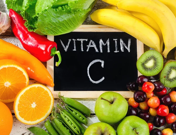 Alimenti Alto contenuto di vitamina C su una tavola di legno . — Foto Stock
