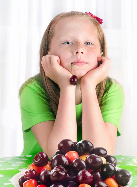 Petite fille aux cerises douces . — Photo