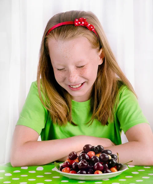 Menina engraçada com bagas doces . — Fotografia de Stock