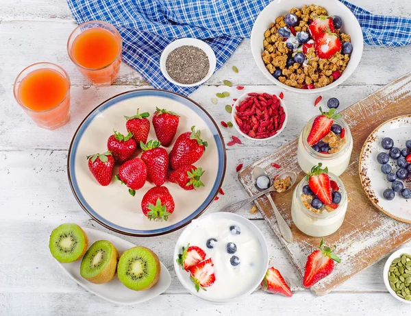 Färsk yoghurt, müsli och frukt för en hälsosam frukost. — Stockfoto