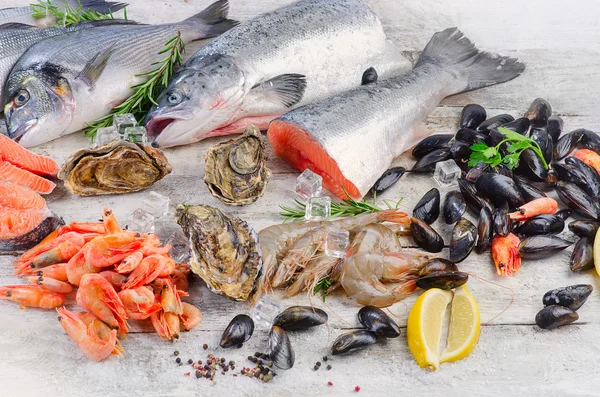 Pesce fresco e frutti di mare con erbe e spezie. Alimentazione sana . — Foto Stock