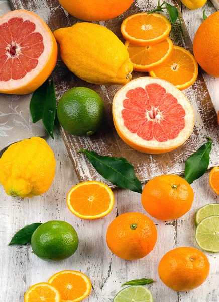 Citrusfrukter på träbord. — Stockfoto