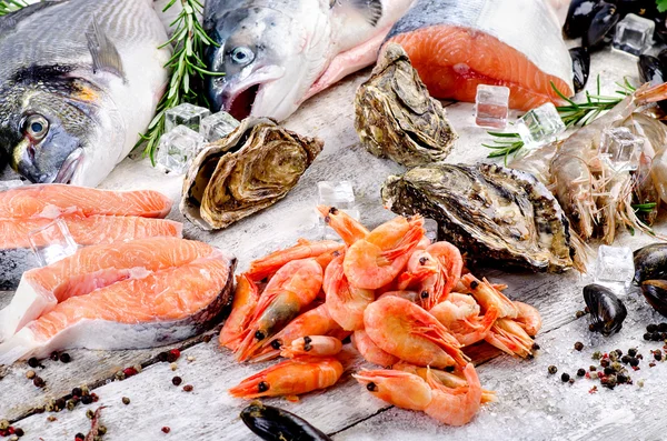 Peixe fresco e frutos do mar com ervas aromáticas e especiarias. Saudável — Fotografia de Stock