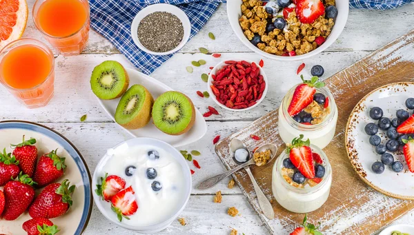 Färsk yoghurt, müsli och frukt för en hälsosam diet frukost. — Stockfoto