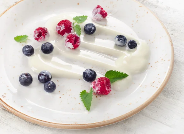 Сніданок з йогуртом, ягодами — стокове фото