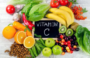 Gıdalar vitamin c Beyaz ahşap tahta üzerinde yüksek.  
