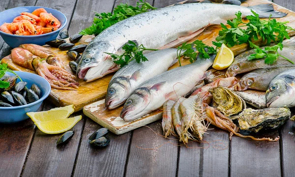 Marisco crudo en una tabla de madera . —  Fotos de Stock