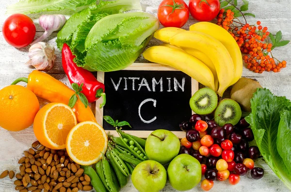 Livsmedel hög i vitamin C på en planka. — Stockfoto