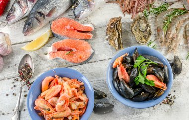 Taze balık ve deniz ürünleri. 