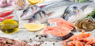 Taze balık ve deniz ürünleri. 