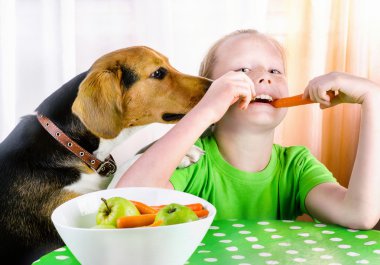 Gülümseyen kız ve sevimli beagle köpek.