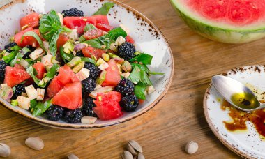 Karpuz peynir ve çilek salatası