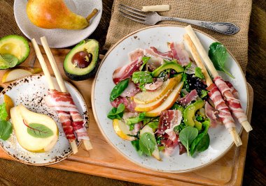Pancetta ve armut ile taze karışık salata 