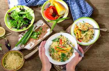 Kuskus tabak holding kadın eller 