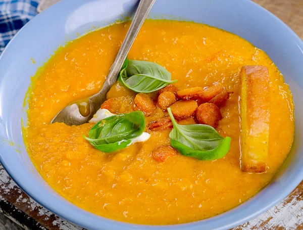 Sopa de cenoura com torrada . — Fotografia de Stock