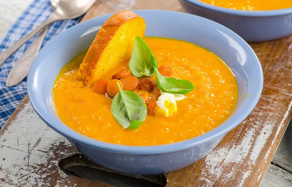 Sopa de zanahoria con crema y tostadas . — Foto de Stock