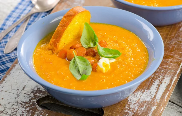 Sopa de cenoura com creme e torrada . — Fotografia de Stock