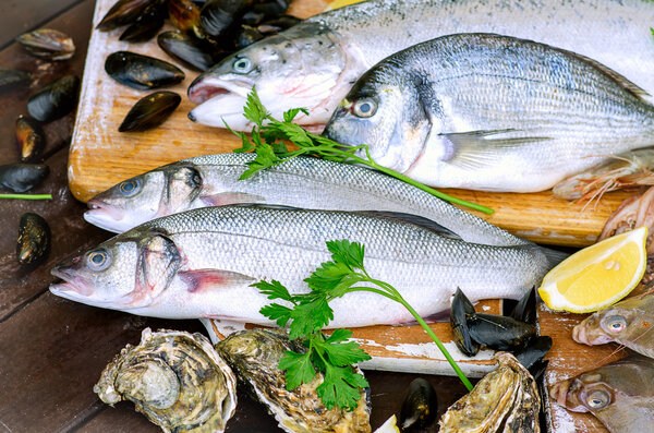 Свежие морепродукты на деревянной доске
