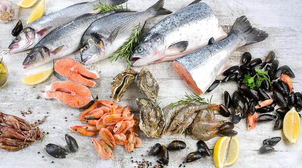 Сырая рыба и морепродукты — стоковое фото
