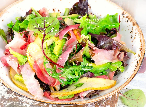 Ensalada fresca con panceta y pera . — Foto de Stock