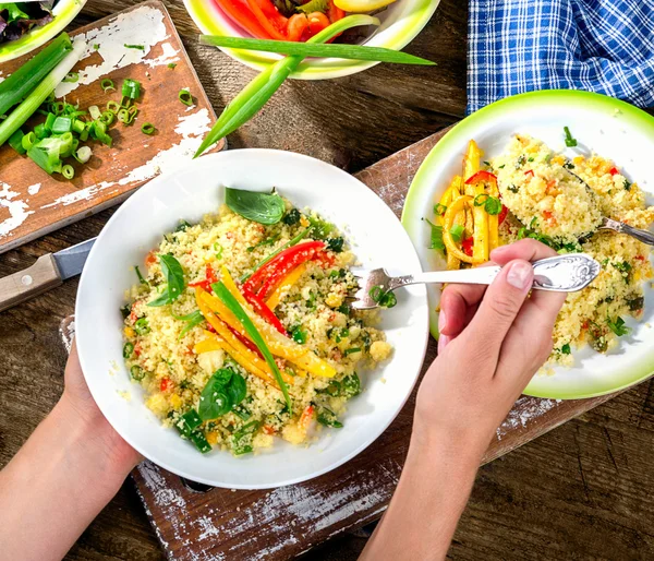 Frauenhände halten Teller mit Couscous — Stockfoto