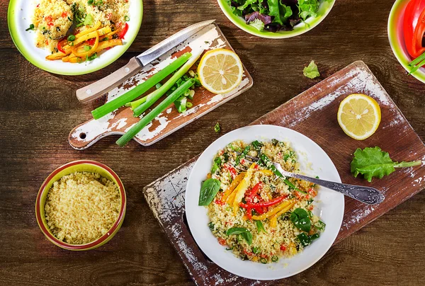Couscous med grönsaker på träbord — Stockfoto