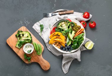 Buda kâsesi karışık ızgara sebze ve baklagiller. Sağlıklı beslenme konsepti. Üst görünüm, alanı kopyala